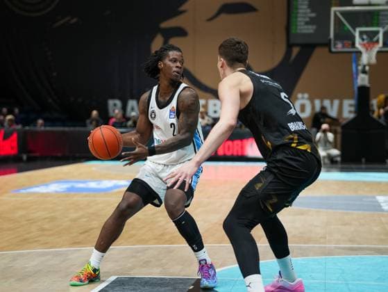 Leonard Thorpe Jr Veolia Towers Hamburg, 02 in duel against Luka Scuka Basketball Loewen Braunschweig, 05 Basketball Loewen Braunschweig vs Veolia Towers Hamburg, Basketball, easyCredit Basketball Bundesliga, 7 Matchday, Season 2025 2026, 07 11 2025 Basketball Loewen Braunschweig vs Veolia Towers Hamburg, Basketball, easyCredit Basketball Bundesliga, 7 Matchday, Season 2025 2026, 07 11 2025 Braunschweig Copyright: xEibner-Pressefoto DamianxKruczynx EP_DKI