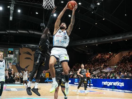 Martin Breunig Veolia Towers Hamburg, 13 during his dunk Basketball Loewen Braunschweig vs Veolia Towers Hamburg, Basketball, easyCredit Basketball Bundesliga, Matchday 7, Season 2025 2026, 07 11 2025 Basketball Loewen Braunschweig vs Veolia Towers Hamburg, Basketball, easyCredit Basketball Bundesliga, Matchday 7, Season 2025 2026, 07 11 2025 Braunschweig Copyright: xEibner-Pressefoto DamianxKruczynx EP_DKI