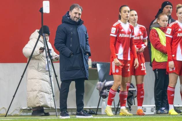 Head coach Jose Barcala FC Bayern Muenchen Frauen , FC Bayern Frauen Muenchen 1 FC Union Berlin, Google Pixel Frauenbundesliga, 10 Spieltag, 07 11 25 DFB regulations prohibit any use of photographs as image sequences and or quasi video kolbert press Muenchen Bayern Germany Copyright: xkolbert-press UlrichxGamelx