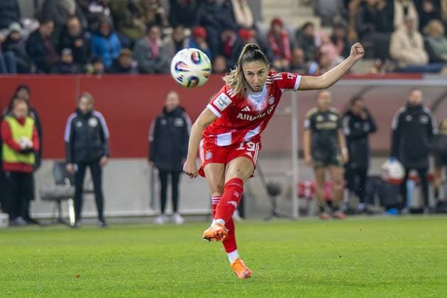 Katharina Naschenweng 19 FC Bayern Muenchen Frauen , FC Bayern Frauen Muenchen 1 FC Union Berlin, Google Pixel Frauenbundesliga, 10 Spieltag, 07 11 25 DFB regulations prohibit any use of photographs as image sequences and or quasi video kolbert press Muenchen Bayern Germany Copyright: xkolbert-press UlrichxGamelx