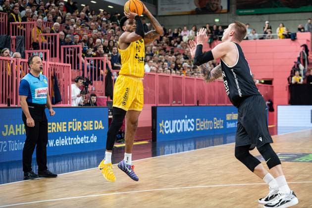 Tigers Tuebingen Giessen 46ers, Herren, 2 Bundesliga, Barmer 2 Basketball Bundesliga, pro A, 7 Spieltag, Spielzeit 2025 2026, 07 11 2025 Bernard Pelote Tigers Tuebingen, 01 beim Dreierwurf gegen Robin Benzing Giessen 46ers, 12