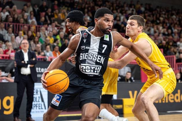 Tigers Tuebingen Giessen 46ers, Herren, 2 Bundesliga, Barmer 2 Basketball Bundesliga, pro A, 7 Spieltag, Spielzeit 2025 2026, 07 11 2025 Kyle Castlin Giessen 46ers, 07 with the ball against Till Joscha Joenke Tigers Tuebingen, 26