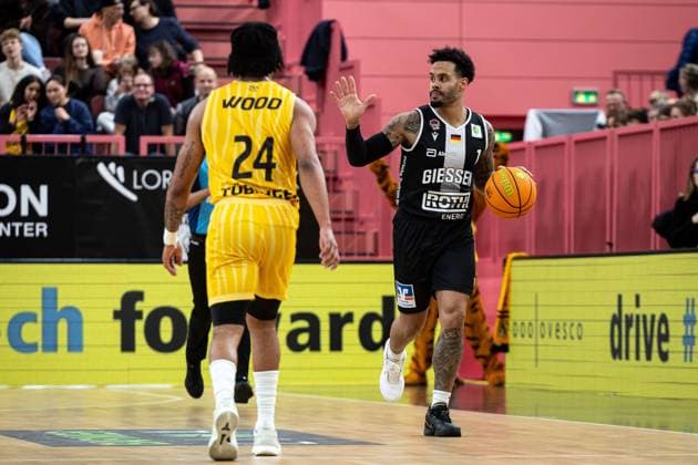 Tigers Tuebingen Giessen 46ers, Herren, 2 Bundesliga, Barmer 2 Basketball Bundesliga, pro A, 7 Spieltag, Spielzeit 2025 2026, 07 11 2025 Daniel Norl Giessen 46ers, 01 beim Ballvortrag gegen Jacobi Wood Tigers Tuebingen, 24