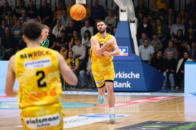 ProA Phoenix Hagen vs EPG Baskets Kobelnz Hagen 7 11 2025 Tim Uhlemann Phoenix Hagen, 21, Forward passes to Dennis Nawrocki Phoenix Hagen, 2, Guard Copyright: xBEAUTIFULxSPORTS Piepenstockx