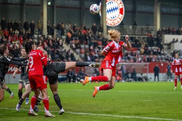 Glodis Perla Viggosdottir 4 FC Bayern Muenchen Frauen , FC Bayern Frauen Muenchen 1 FC Union Berlin, Google Pixel Frauenbundesliga, 10 Spieltag, 07 11 25 DFB regulations prohibit any use of photographs as image sequences and or quasi video kolbert press Muenchen Bayern Germany Copyright: xkolbert-press UlrichxGamelx