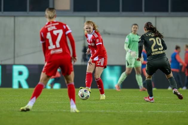 Stine Ballisager Pedersen 3 FC Bayern Muenchen Frauen , FC Bayern Frauen Muenchen 1 FC Union Berlin, Google Pixel Frauenbundesliga, 10 Spieltag, 07 11 25 DFB regulations prohibit any use of photographs as image sequences and or quasi video kolbert press Muenchen Bayern Germany Copyright: xkolbert-press UlrichxGamelx