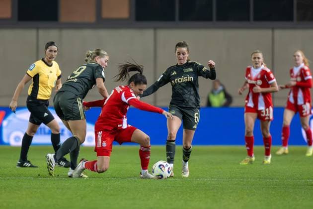Samantha Steuerwald 19 Union Berlin in a duel with Jovana Damnjanovic 9 FC Bayern Muenchen Frauen , FC Bayern Frauen Muenchen 1 FC Union Berlin, Google Pixel Frauenbundesliga, 10 Spieltag, 07 11 25 DFB regulations prohibit any use of photographs as image sequences and or quasi video kolbert press Muenchen Bayern Germany Copyright: xkolbert-press UlrichxGamelx