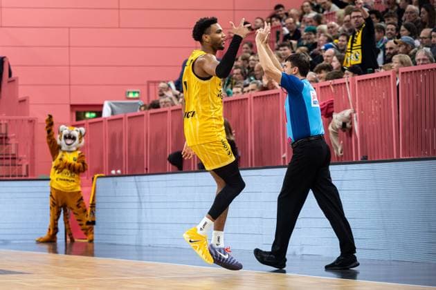 Tigers Tuebingen Giessen 46ers, Herren, 2 Bundesliga, Barmer 2 Basketball Bundesliga, pro A, 7 Spieltag, Spielzeit 2025 2026, 07 11 2025 Bernard Pelote Tigers Tuebingen, 01 jubilates after the three-pointer