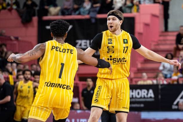 Tigers Tuebingen Giessen 46ers, Herren, 2 Bundesliga, Barmer 2 Basketball Bundesliga, pro A, 7 Spieltag, Spielzeit 2025 2026, 07 11 2025 Lukas Milner Tigers Tuebingen, 17 celebrates with Bernard Pelote Tigers Tuebingen, 01