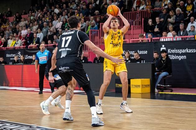 Tigers Tuebingen Giessen 46ers, Herren, 2 Bundesliga, Barmer 2 Basketball Bundesliga, pro A, 7 Spieltag, Spielzeit 2025 2026, 07 11 2025 Till Joscha Joenke Tigers Tuebingen, 26 beim Wurf gegen zwei Verteidiger