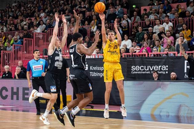 Tigers Tuebingen Giessen 46ers, Herren, 2 Bundesliga, Barmer 2 Basketball Bundesliga, pro A, 7 Spieltag, Spielzeit 2025 2026, 07 11 2025 Till Joscha Joenke Tigers Tuebingen, 26 against Kyle Castlin Giessen 46ers, 07 and Aiden Warnholtz Giessen 46ers, 03