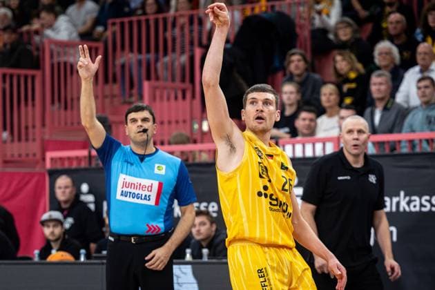Tigers Tuebingen Giessen 46ers, Herren, 2 Bundesliga, Barmer 2 Basketball Bundesliga, pro A, 7 Spieltag, Spielzeit 2025 2026, 07 11 2025 Till Joscha Joenke Tigers Tuebingen, 26 nach dem Wurf