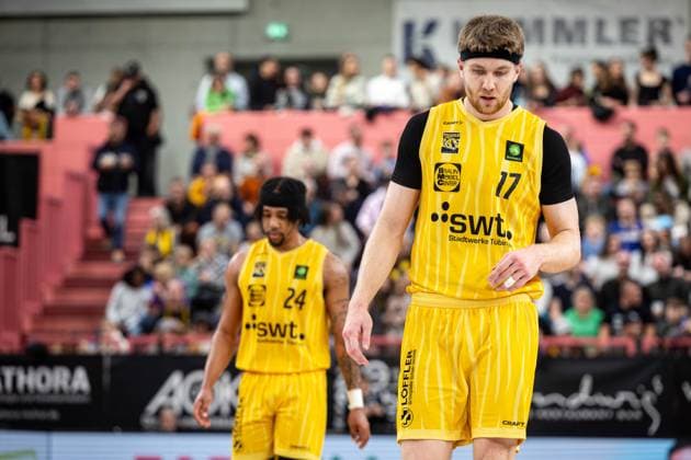 Tigers Tuebingen Giessen 46ers, Herren, 2 Bundesliga, Barmer 2 Basketball Bundesliga, pro A, 7 Spieltag, Spielzeit 2025 2026, 07 11 2025 Lukas Milner Tigers Tuebingen, 17 and Jacobi Wood Tigers Tuebingen, 24 run to the basket with their heads down