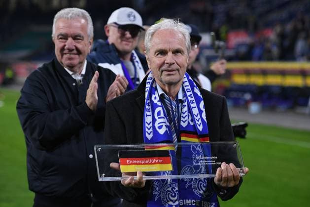 Fußball 3 Liga 14 Spieltag MSV Duisburg SV Waldhof Mannheim am 07 11 2025 in der Schauinsland Reisen Arena in Duisburg Bernard Ennatz Dietz am 07 11 2025 im Rahmen des DFB Bundestages zum Ehrenspielführer der deutschen Nationalmannschaft ernannt worden DFB regulations prohibit any use of photographs as image sequences and or quasi video xRx