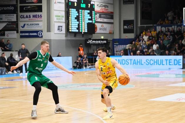 ProA Phoenix Hagen vs EPG Baskets Kobelnz Hagen 7 11 2025 Dennis Nawrocki Phoenix Hagen, 2, Guard vs Jonas Niedermanner EPG Baskets Koblenz, 9, Forward Copyright: xBEAUTIFULxSPORTS Piepenstockx