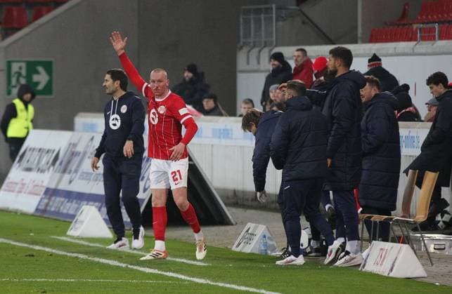 07 11 2025 xmgoodx Offenbach am Main, Sparda Bank Hessen Stadion Stadion Bieberer Berg Regionalliga Saison 2025 2026 Kickers Offenbach OFC FC Freiburg II Ron Berlinski 21, OFC needs treatment and comes back into the game with tampons in his nose