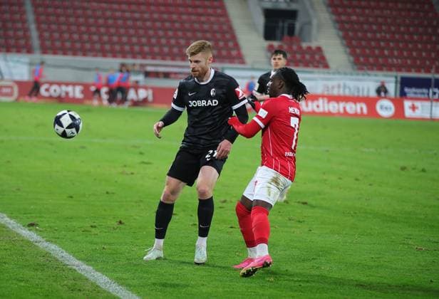 07 11 2025 xmgoodx Offenbach am Main, Sparda Bank Hessen Stadion Stadion Bieberer Berg Regionalliga Saison 2025 2026 Kickers Offenbach OFC FC Freiburg II Mathias Fetsch OFC vs Stephan Mernsah 7, OFC