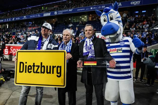 Sports, football, 3 league season 2025 2026 14 matchday MSV Duisburg SV Waldhof Mannheim 07 11 2025, schauinsland reisen arena Sören Link Lord Mayor Duisburg , Bernard Dietz legend MSV Duisburg, DFB honorary captain , Christian Stiefelhagfen board MSV Duisburg , mascot Ennatz, with the honorary captain armband and the city shield Dietzburg Duisburg schauinsland reisen arena North Rhine-Westphalia Germany