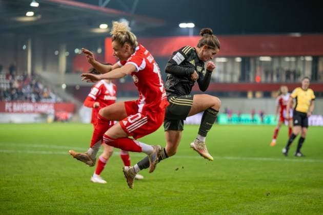 Linda Dallmann 10 FC Bayern Muenchen Frauen huepft an FC 1 Union Berlin Spielerein vorbei, FC Bayern Frauen Muenchen 1 FC Union Berlin, Google Pixel Frauenbundesliga, 10 Spieltag, 07 11 25 DFB regulations prohibit any use of photographs as image sequences and or quasi video kolbert press Muenchen Bayern Germany Copyright: xkolbert-press UlrichxGamelx
