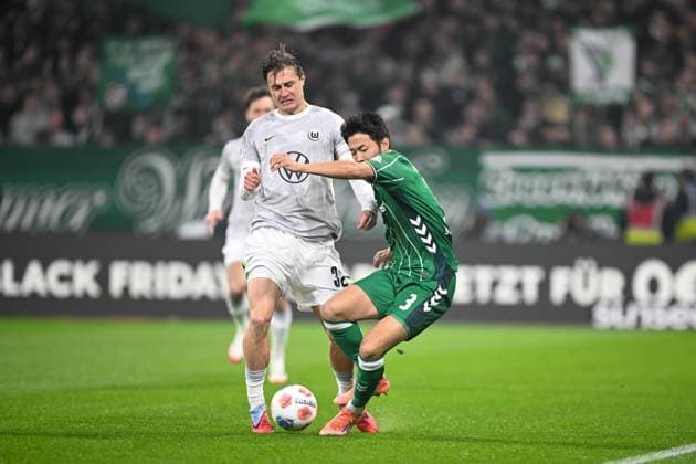 1 Bundesliga SV Werder Bremen VfL Wolfsburg on 07 11 2025 at Weserstadion in Bremen Mattias Svanberg Wolfsburg in a duel against Yukinari Sugawara Bremen MT