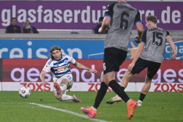 Joshua Bitter MSV Duisburg scores the goal to 2 0 07 11 2025, Football, 3 Liga, Saison 2025 26, 14 Spieltag, MSV Duisburg SV Waldhof Mannheim DFB regulations prohibit any use of photographs as image sequences and or quasi video Duisburg Schauinsland Reisen Arena Nordrhein Westfalen Germany Team2