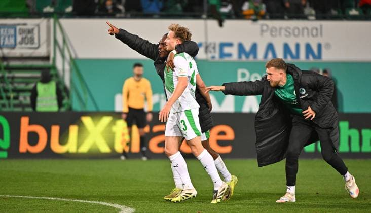 07 11 2025 Soccer Season 2025 2026 2 Soccer Bundesliga 12 Matchday SpVgg Greuther Fürth Kleeblatt Preußen Münster Sportfoto Zink MeZi xmexzix DFL regulations prohibit any use of photographs as image sequences and or quasi video only for editorial use Torjubel Jubel nach Treffer Goal celebration after scoring Goal shot to 1 0 by Jannik Dehm 23, SpVgg Greuther Fürth with Noel Futkeu 9, SpVgg Greuther Fürth Pelle Boevink 26, SpVgg Greuther Fürth, right