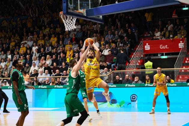 ProA Phoenix Hagen vs EPG Baskets Kobelnz Hagen 7 11 2025 Marcus Graves Phoenix Hagen, 0, guard on lay-up, defended Copyright: xBEAUTIFULxSPORTS Piepenstockx