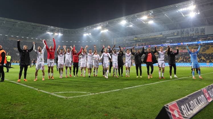 07 11 2025 Soccer Season 2025 2026 2 Soccer Bundesliga 12 Matchday SG Dynamo Dresden SGD 1 FC Nuremberg FCN Club Sportfoto Zink DaMa xdaxmax DFL regulations prohibit any use of photographs as image sequences and or quasi video only for editorial use Jubel Freude nach Spielende Mannschaft Team des FCN mit Jubelkette Jubelwelle vor Clubfan Clubfans FCN Fans Fans