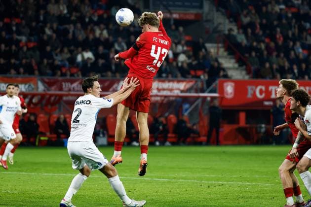ENSCHEDE - Jeff Hardeveld of Telstar, Ruud Nijstad of FC Twente (l-r) during the Dutch Eredivisie match between FC Twente and Telstar at the Grolsch Veste Stadium on November 7, 2025, in Enschede, Netherlands. ANP VINCENT JANNINK Eredivisie 2025-2026 xVIxANPxSportx xxANPxIVx 541509834 originalFilename: 541509834.jpg