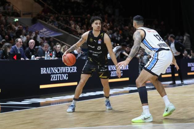 07 11 2025, xtgx, Basketball easyCredit BBL, Basketball Loewen Braunschweig Veolia Hamburg Towers emspor, v l Joshua Obiesie Braunschweig, 8 Braunschweig