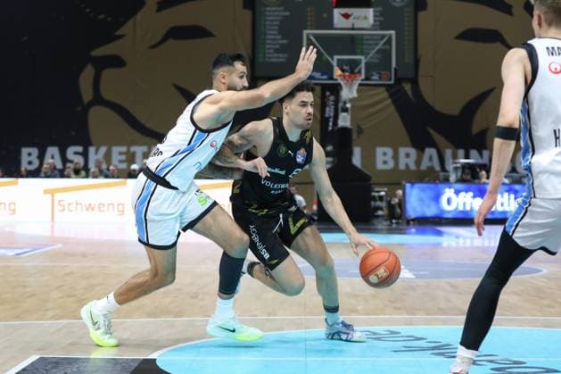 07 11 2025, xtgx, Basketball easyCredit BBL, Basketball Loewen Braunschweig Veolia Hamburg Towers emspor, v l Martin Breunig Hamburg, 13 , Joshua Obiesie Braunschweig, 8 duel, duel, fight, tackle Braunschweig