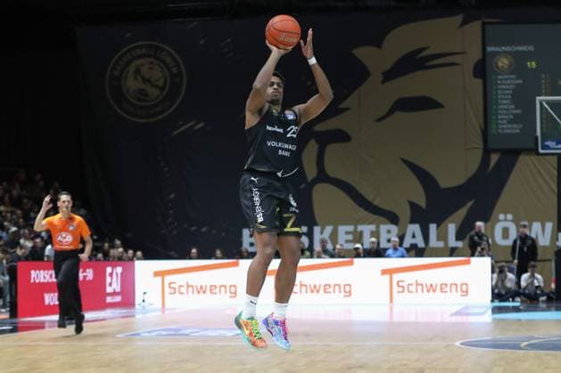 07 11 2025, xtgx, Basketball easyCredit BBL, Basketball Loewen Braunschweig Veolia Hamburg Towers emspor, v l Grant Sherfield Braunschweig, 25 throws basket, throws, hits, basket, hits, scores Braunschweig