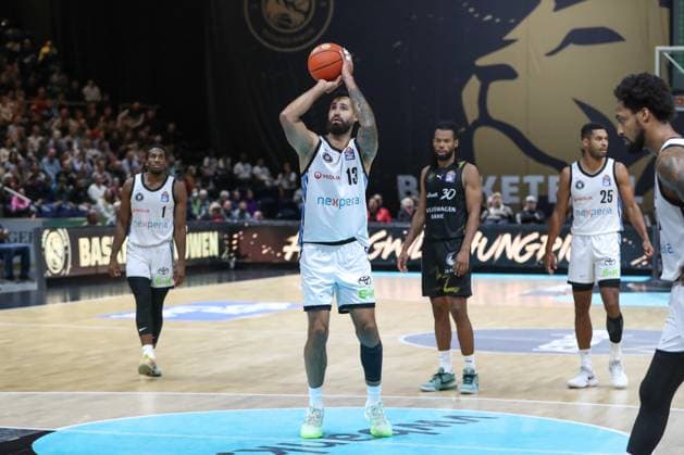 07 11 2025, xtgx, Basketball easyCredit BBL, Basketball Loewen Braunschweig Veolia Hamburg Towers emspor, v l Martin Breunig Hamburg, 13 throws basket, throws, hits, basket, hits, scores Braunschweig