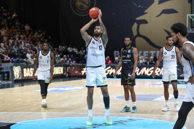 07 11 2025, xtgx, Basketball easyCredit BBL, Basketball Loewen Braunschweig Veolia Hamburg Towers emspor, v l Martin Breunig Hamburg, 13 throws basket, throws, hits, basket, hits, scores Braunschweig