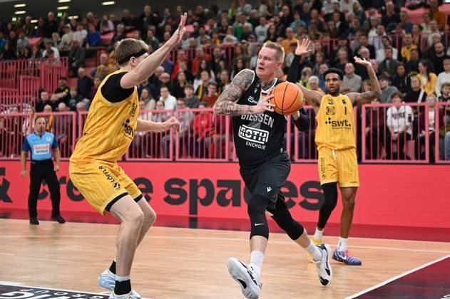 Lukas Milner Tigers Tuebingen, 17 vs Robin Benzing Giessen 46ers, 12 GER, Tigers Tuebingen vs Giessen 46ers, Basketball, Men, Pro A, 2 Barmer Basketball Bundesliga, Season 2025 2026, 07 11 2025 GER, Tigers Tuebingen vs Giessen 46ers, Basketball, Men, Pro A, 2 Barmer Basketball Bundesliga, Season 2025 2026, 07 11 2025 Tuebingen Copyright: xEibner-Pressefoto NicolasxWoernx EP_NWN