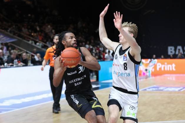 07 11 2025, xtgx, Basketball easyCredit BBL, Basketball Loewen Braunschweig Veolia Hamburg Towers emspor, v l Chip Flanigan Braunschweig, 30 , Jared Grey Hamburg, 8 Braunschweig