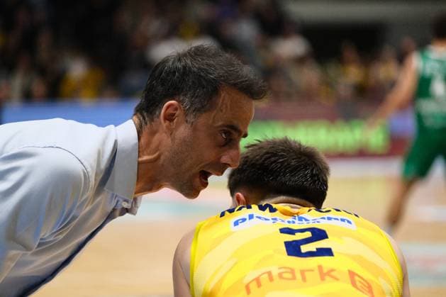 ProA Phoenix Hagen vs EPG Baskets Kobelnz Hagen 7 11 2025 Chris Harris gives instructions to Dennis Nawrocki Phoenix Hagen, 2, Guard Copyright: xBEAUTIFULxSPORTS Piepenstockx