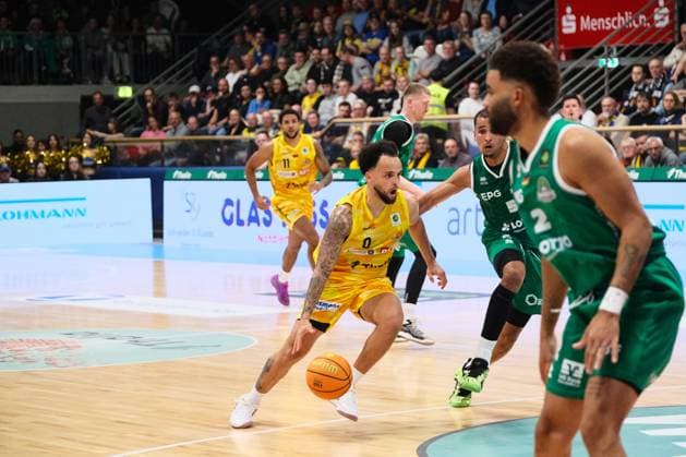 ProA Phoenix Hagen vs EPG Baskets Kobelnz Hagen 7 11 2025 Marcus Graves Phoenix Hagen, 0, Guard on the move to the basket against Timothy Smith EPG Baskets Koblenz, 5, Forward Copyright: xBEAUTIFULxSPORTS Piepenstockx