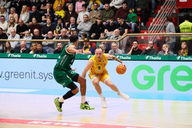 ProA Phoenix Hagen vs EPG Baskets Kobelnz Hagen 7 11 2025 Devin Schmidt Phoenix Hagen, 8, Guard vs Timothy Smith EPG Baskets Koblenz, 5, Forward Copyright: xBEAUTIFULxSPORTS Piepenstockx