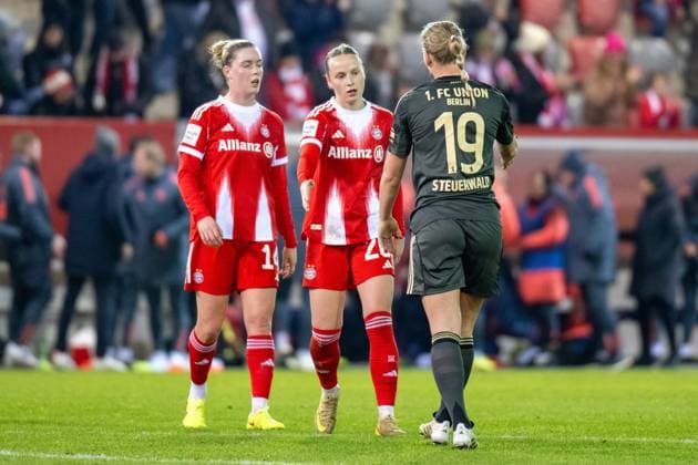 FC Bayern Frauen Siegesjubel zum 4 0, Alara Sehitler 14 FC Bayern Muenchen Frauen , Franziska Kett 20 FC Bayern Muenchen Frauen , FC Bayern Frauen Muenchen 1 FC Union Berlin, Google Pixel Frauenbundesliga, 10 Spieltag, 07 11 25 DFB regulations prohibit any use of photographs as image sequences and or quasi video kolbert press Muenchen Bayern Deutschland Copyright: xkolbert-press UlrichxGamelx