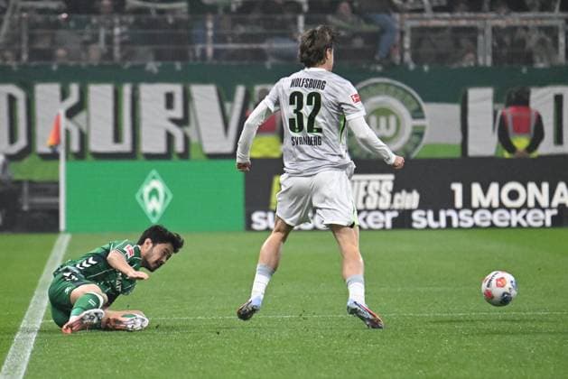 GER, 1 FBL, SV Werder Bremen vs VfL Wolfsburg 07 11 2025, wohninvest Weserstadion, Bremen, GER, 1 FBL, SV Werder Bremen vs VfL Wolfsburg in picture picture shows Yukinari Sugawara SV Werder Bremen 03 defeats Mattias Svanberg VfL Wolfsburg 32 nordphotoxGmbHx xKokenge nph00001