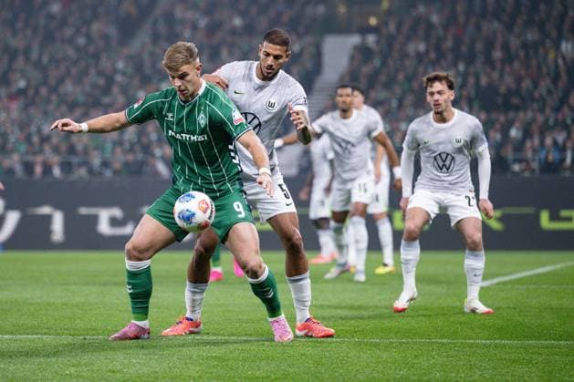 07 11 2025, Soccer, 1 Bundesliga, 10 Matchday Season 2025 2026, SV Werder Bremen VfL Wolfsburg, Keke Topp SV Werder Bremen , Vinicius Souza VfL Wolfsburg xRHR PHOTO TKx Copyright: RHR-FOTOx RHR-FOTO TK