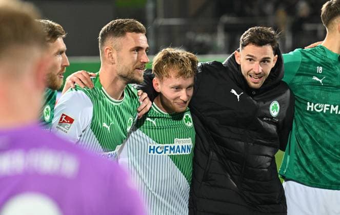 07 11 2025 Soccer Season 2025 2026 2 Soccer Bundesliga 12 Matchday SpVgg Greuther Fürth Kleeblatt Preußen Münster Sportfoto Zink xwoxzix DFL regulations prohibit any use of photographs as image sequences and or quasi video only for editorial use Pelle Boevink 26, SpVgg Greuther Fürth Dennis Srbeny 7, SpVgg Greuther Fürth Jannik Dehm 23, SpVgg Greuther Fürth Branimir Hrgota 10, SpVgg Greuther Fürth Jubel Freude Teamkreis Mannschaft Team after the end of the match