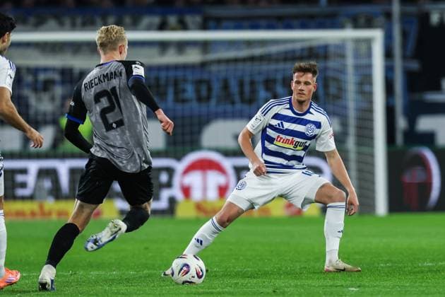 Sports, football, 3 league season 2025 2026 14 matchday MSV Duisburg SV Waldhof Mannheim 07 11 2025, schauinsland reisen arena Julian Rieckmann SV Waldhof Mannheim, 21 Christian Viet MSV Duisburg, 10 Duisburg schauinsland reisen arena North Rhine-Westphalia Germany