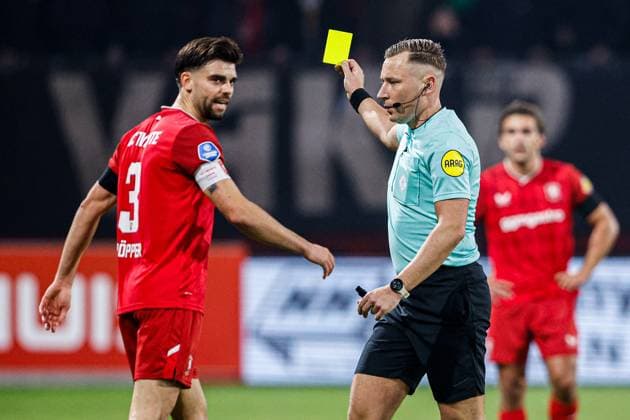 2025-11-07 FC Twente v Telstar - Dutch Eredivisie ENSCHEDE, NETHERLANDS - NOVEMBER 7: Robin Propper of FC Twente receives a yellow card from referee Martijn Vos during the Dutch Eredivisie match between FC Twente and Telstar at De Grolsch Veste on November 7, 2025 in Enschede, Netherlands. Enschede De Grolsch Veste Netherlands Content not available for redistribution in The Netherlands directly or indirectly through any third parties. Copyright: xDennisxBresserx