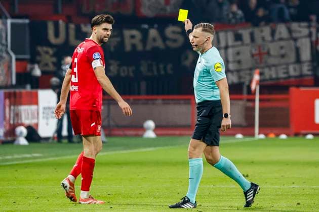 referee Martijn Vos shows a yellow card to Robin Propper of FC Twente FC Twente v SC Telstar, Eredivisie, FC Twente 65 v Telstar 1963, De Grolsch Veste Stadium, November 7, 2025, Enschede, Netherlands.
