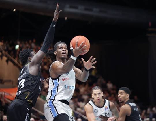 Barra Njie Braunschweiger Basketball Loewen tries to prevent Leonhard Thorpe Jr Veolia Towers Hamburg from shooting a basket Basketball, Men, Season 2025 2026, easyCredit Basketball Bundesliga, Basketball Loewen Braunschweig vs Veolia Towers Hamburg