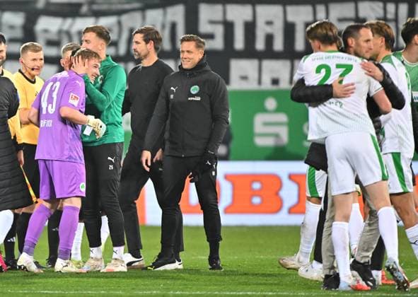 07 11 2025 Soccer season 2025 2026 2 Soccer Bundesliga 12 Matchday SpVgg Greuther Fürth Kleeblatt Preußen Münster Sportfoto Zink MeZi xmexzix DFL regulations prohibit any use of photographs as image sequences and or quasi video only for editorial use Silas Prüfrock 43, SpVgg Greuther Fürth Pelle Boevink 26, SpVgg Greuther Fürth Jubel Freude nach Spielende