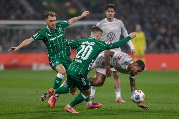 from left Senne Lynen SV Werder Bremen, 14 , Romano Schmid SV Werder Bremen, 20 and Vinicius Souza VfL Wolfsburg, 5 in duel, duel, dynamics, action, action scene, THE DFL GUIDELINES PROHIBIT ANY USE OF PHOTOGRAPHS AS IMAGE SEQUENCES AND OR QUASI VIDEO DFL REGULATIONS PROHIBIT ANY USE OF PHOTOGRAPHS AS IMAGE SEQUENCES AND OR QUASI VIDEO , 07 11 2025, Bremen Germany , Football, Bundesliga, SV Werder Bremen VfL Wolfsburg xobx