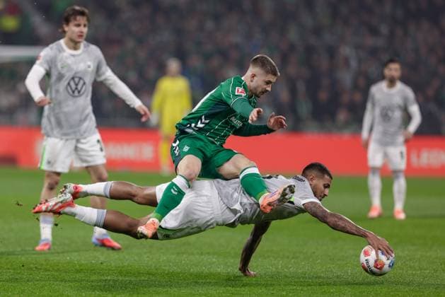 from left Romano Schmid SV Werder Bremen, 20 and Vinicius Souza VfL Wolfsburg, 5 in a duel, dynamic, action, action, game scene, THE DFL GUIDELINES PROHIBIT ANY USE OF PHOTOGRAPHS AS IMAGE SEQUENCES AND OR QUASI VIDEO DFL REGULATIONS PROHIBIT ANY USE OF PHOTOGRAPHS AS IMAGE SEQUENCES AND OR QUASI VIDEO , 07 11 2025, Bremen Germany , Football, Bundesliga, SV Werder Bremen VfL Wolfsburg xobx
